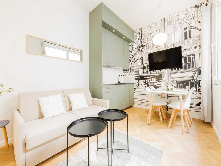 Elegant gestaltetes Wohnzimmer mit moderner Einrichtung in einer Wohnung im Building Rue Guy Môquet - belvilla-ag-dancenter-as - 1446689 in 17th arrondissement, Paris