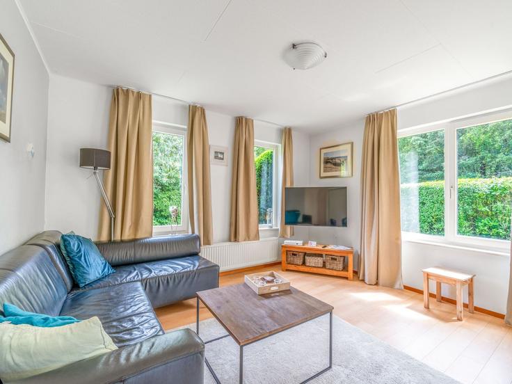 Elegant gestaltetes Wohnzimmer mit moderner Einrichtung in einer Wohnung im Building Kamperfoelieweg - belvilla-ag-dancenter-as - 1569287 in De Koog, De Koog