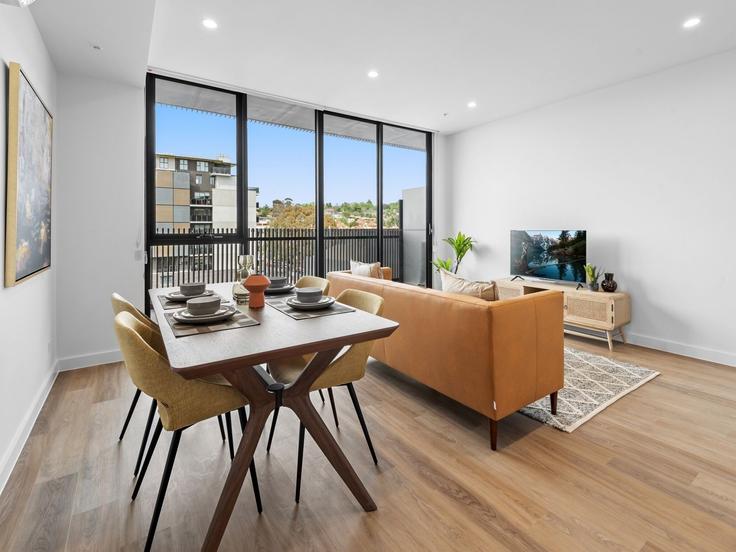 Elegant gestaltetes Wohnzimmer mit moderner Einrichtung in einer Wohnung im Building Burgundy Street - belvilla-ag-dancenter-as - 1456372 in Heidelberg, Melbourne Elegant gestaltetes Wohnzimmer mit moderner Einrichtung in einer Wohnung im Building Burgundy Street - belvilla-ag-dancenter-as - 1456372 in Heidelberg, Melbourne