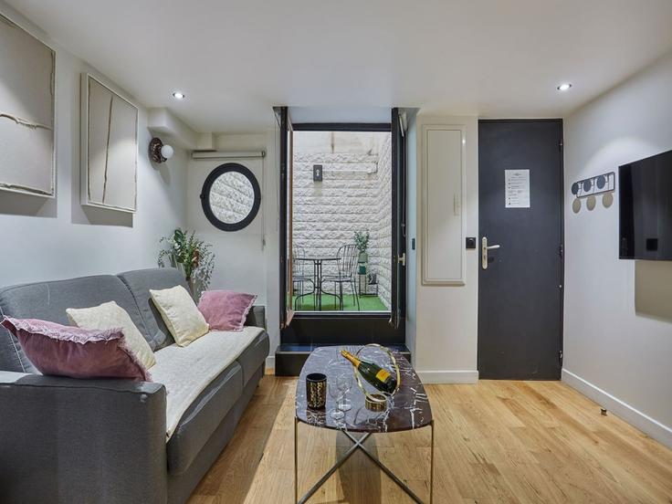Sala de estar elegantemente projetada com móveis modernos em um apartamento no Building Rue Boissy d'Anglas - belvilla-ag-dancenter-as - 1413231 em 8th arrondissement, Paris Sala de estar elegantemente projetada com móveis modernos em um apartamento no Building Rue Boissy d'Anglas - belvilla-ag-dancenter-as - 1413231 em 8th arrondissement, Paris