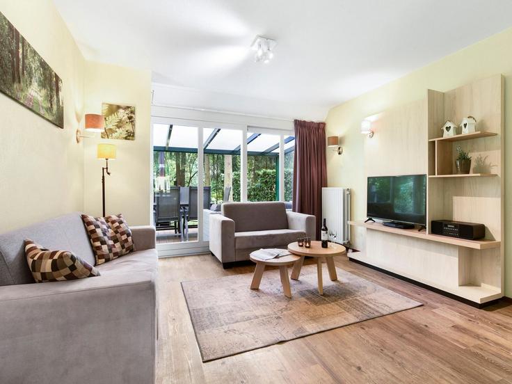 Sala de estar elegantemente projetada com móveis modernos em um apartamento no Building Westelbeersedijk - belvilla-ag-dancenter-as - 1426015 em Diessen, Diessen Sala de estar elegantemente projetada com móveis modernos em um apartamento no Building Westelbeersedijk - belvilla-ag-dancenter-as - 1426015 em Diessen, Diessen