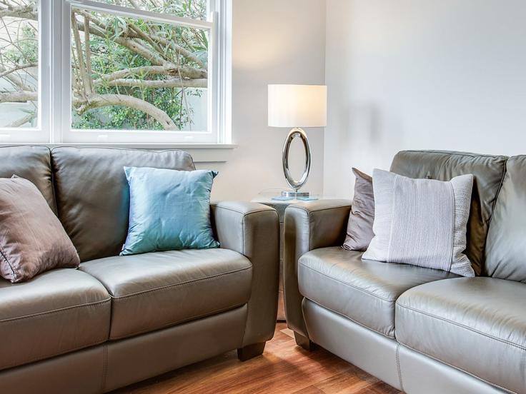 Sala de estar elegantemente projetada com móveis modernos em um apartamento no Building Premier Street - belvilla-ag-dancenter-as - 1456190 em Neutral Bay, Sydney