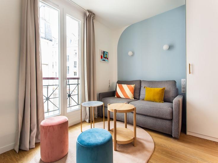 Elegant gestaltetes Wohnzimmer mit moderner Einrichtung in einer Wohnung im Building Rue des immeubles Industriels - belvilla-ag-dancenter-as - 1446625 in 11th arrondissement, Paris