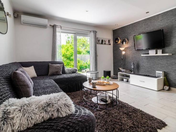 Salle de séjour élégante avec mobilier moderne dans un appartement à Building Cesta Doktor Franje Tuđmana - belvilla-ag-dancenter-as - 1411234 à Kaštel Štafilić, Kaštel Štafilić