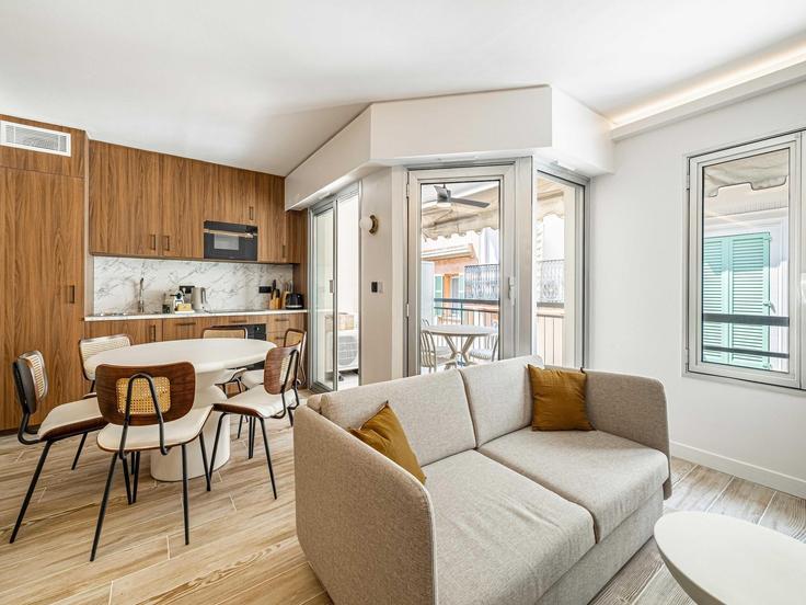 Elegante sala de estar con mobiliario moderno en un apartamento en Building Impasse Bergerie - belvilla-ag-dancenter-as - 1452743 en Cannes, Cannes Elegante sala de estar con mobiliario moderno en un apartamento en Building Impasse Bergerie - belvilla-ag-dancenter-as - 1452743 en Cannes, Cannes