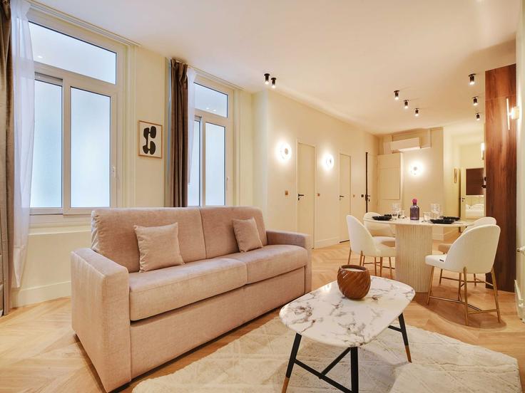 Elegante sala de estar con mobiliario moderno en un apartamento en Building Boulevard Saint-Germain - belvilla-ag-dancenter-as - 1446575 en 5th arrondissement, Paris Elegante sala de estar con mobiliario moderno en un apartamento en Building Boulevard Saint-Germain - belvilla-ag-dancenter-as - 1446575 en 5th arrondissement, Paris
