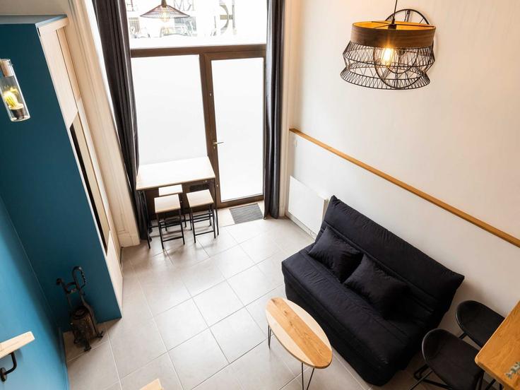 Sala de estar elegantemente projetada com móveis modernos em um apartamento no Building Rue Claude-Joseph Bonnet - belvilla-ag-dancenter-as - 1454574 em 4th arrondissement, Lyon Sala de estar elegantemente projetada com móveis modernos em um apartamento no Building Rue Claude-Joseph Bonnet - belvilla-ag-dancenter-as - 1454574 em 4th arrondissement, Lyon