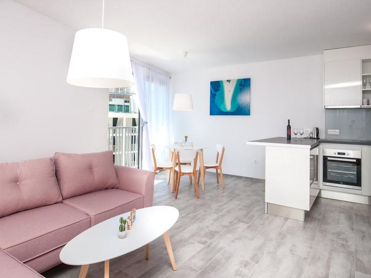 Building Hrvatskih Domobrana - belvilla-ag-dancenter-as - 1445458 adresindeki bir dairede modern mobilyalarla zarif bir şekilde tasarlanmış oturma odası Bol, Bol