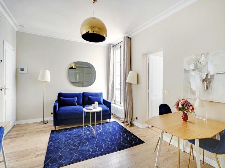 Sala de estar elegantemente projetada com móveis modernos em um apartamento no Building Rue de Lille - belvilla-ag-dancenter-as - 1414408 em 7th arrondissement, Paris