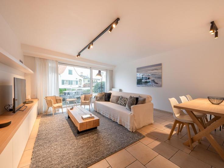 Knokke-Heist Knokke-HeistのBuilding Jozef Nellenslaan - belvilla-ag-dancenter-as - 1452126のアパートメントにある、モダンな家具を備えたエレガントなデザインのリビングルーム Knokke-Heist Knokke-HeistのBuilding Jozef Nellenslaan - belvilla-ag-dancenter-as - 1452126のアパートメントにある、モダンな家具を備えたエレガントなデザインのリビングルーム