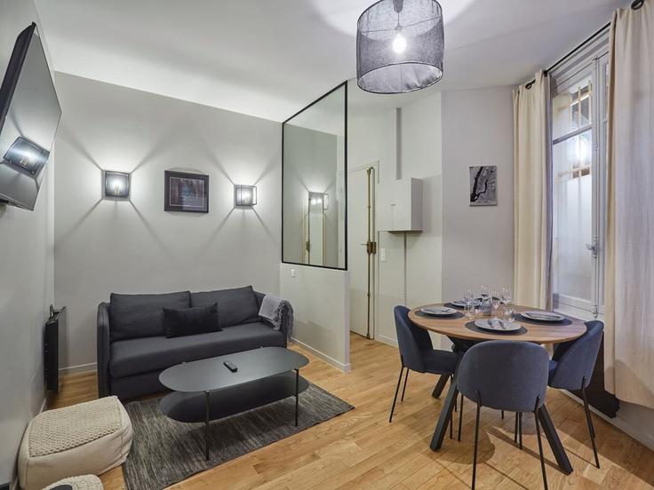 Elegant gestaltetes Wohnzimmer mit moderner Einrichtung in einer Wohnung im Building Boulevard Barbès - belvilla-ag-dancenter-as - 1454632 in 18th arrondissement, Paris Elegant gestaltetes Wohnzimmer mit moderner Einrichtung in einer Wohnung im Building Boulevard Barbès - belvilla-ag-dancenter-as - 1454632 in 18th arrondissement, Paris
