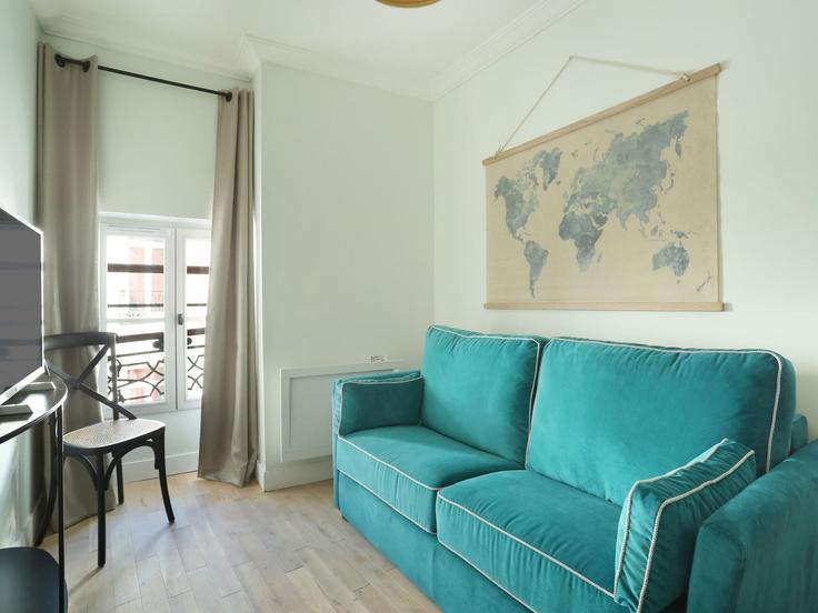 Paris 2nd arrondissementのBuilding Rue Chénier - belvilla-ag-dancenter-as - 1408822のアパートメントにある、モダンな家具を備えたエレガントなデザインのリビングルーム Paris 2nd arrondissementのBuilding Rue Chénier - belvilla-ag-dancenter-as - 1408822のアパートメントにある、モダンな家具を備えたエレガントなデザインのリビングルーム
