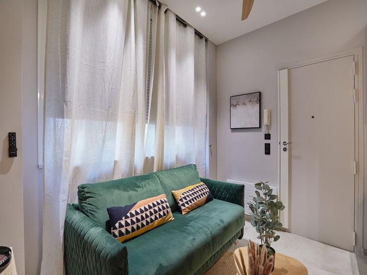 Salle de séjour élégante avec mobilier moderne dans un appartement à Building Rue Jacquemont - belvilla-ag-dancenter-as - 1448303 à 17th arrondissement, Paris