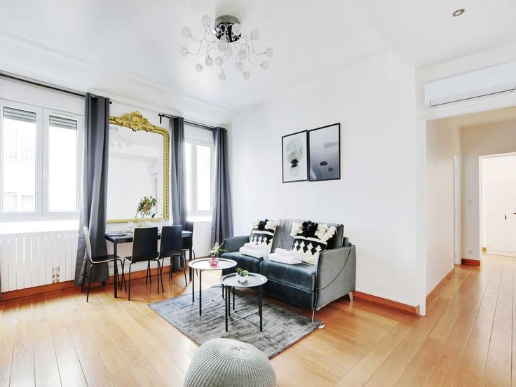 Paris 10th arrondissementのBuilding Boulevard de Magenta - belvilla-ag-dancenter-as - 1396300のアパートメントにある、モダンな家具を備えたエレガントなデザインのリビングルーム Paris 10th arrondissementのBuilding Boulevard de Magenta - belvilla-ag-dancenter-as - 1396300のアパートメントにある、モダンな家具を備えたエレガントなデザインのリビングルーム