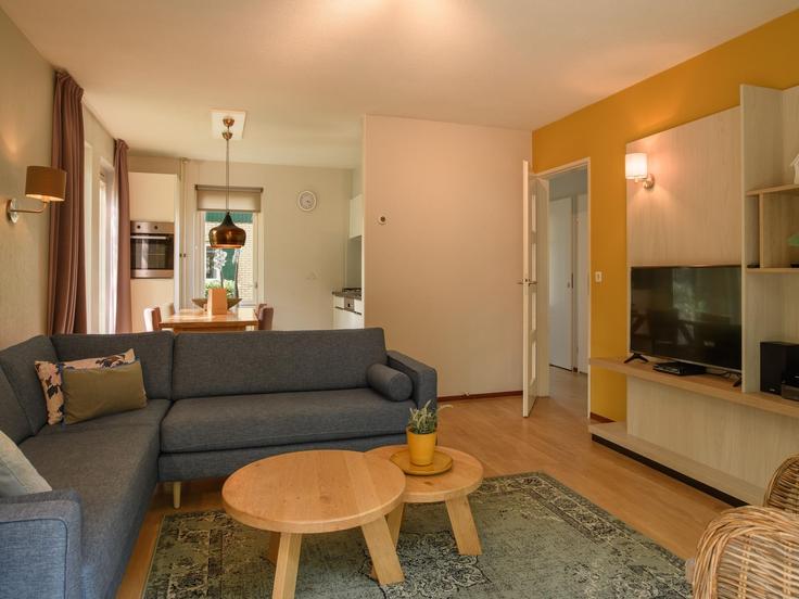 Sala de estar elegantemente projetada com móveis modernos em um apartamento no Building Westelbeersedijk - belvilla-ag-dancenter-as - 1410095 em Diessen, Diessen Sala de estar elegantemente projetada com móveis modernos em um apartamento no Building Westelbeersedijk - belvilla-ag-dancenter-as - 1410095 em Diessen, Diessen