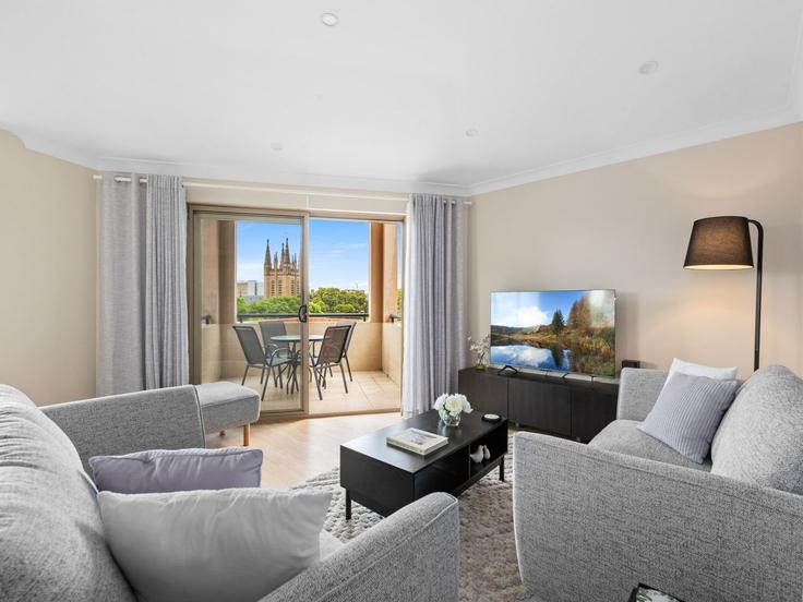 Elegant gestaltetes Wohnzimmer mit moderner Einrichtung in einer Wohnung im Building Missenden Road - belvilla-ag-dancenter-as - 1456714 in Camperdown, Sydney