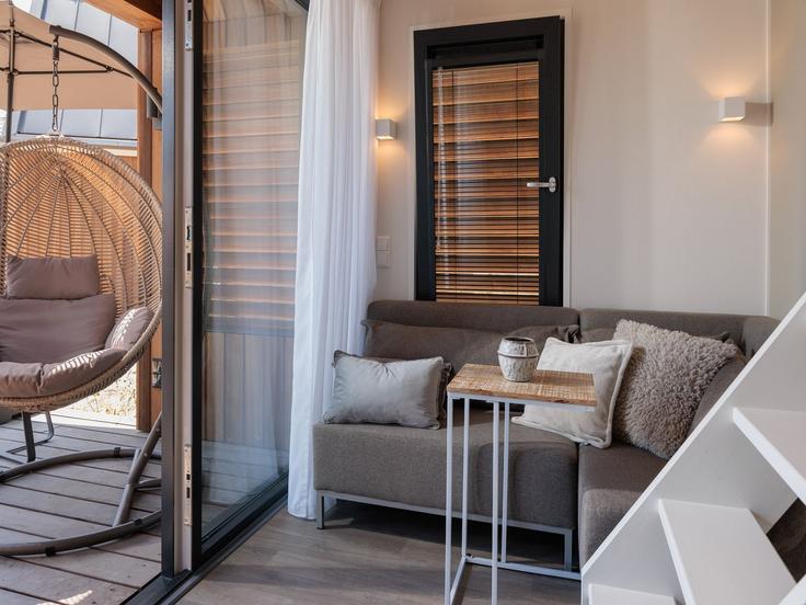 Elegant gestaltetes Wohnzimmer mit moderner Einrichtung in einer Wohnung im Building Zeedijk - belvilla-ag-dancenter-as - 1442473 in Nieuwvliet, Nieuwvliet