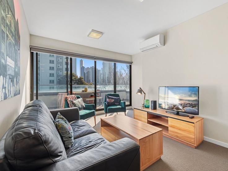 Sala de estar elegantemente projetada com móveis modernos em um apartamento no Building Dorcas Street - belvilla-ag-dancenter-as - 1456340 em South Melbourne, Melbourne