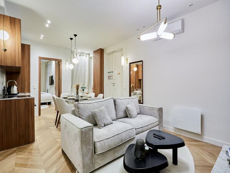 Sala de estar elegantemente projetada com móveis modernos em um apartamento no Building Rue d'Hauteville - belvilla-ag-dancenter-as - 1448279 em 10th arrondissement, Paris Sala de estar elegantemente projetada com móveis modernos em um apartamento no Building Rue d'Hauteville - belvilla-ag-dancenter-as - 1448279 em 10th arrondissement, Paris
