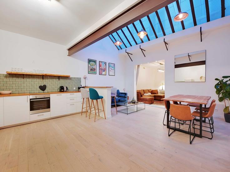 Sala de estar elegantemente projetada com móveis modernos em um apartamento no Building Rue Saint-Joseph - belvilla-ag-dancenter-as - 1446504 em 2nd arrondissement, Paris