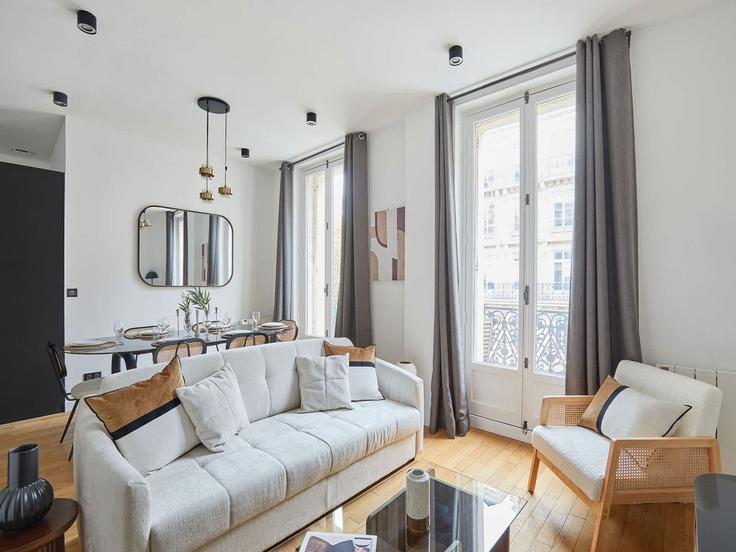 Building Boulevard de Sébastopol - belvilla-ag-dancenter-as - 1408406 adresindeki bir dairede modern mobilyalarla zarif bir şekilde tasarlanmış oturma odası 3rd arrondissement, Paris Building Boulevard de Sébastopol - belvilla-ag-dancenter-as - 1408406 adresindeki bir dairede modern mobilyalarla zarif bir şekilde tasarlanmış oturma odası 3rd arrondissement, Paris