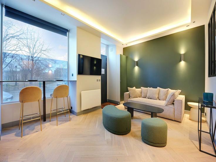 7th arrondissement, Paris에 위치한 Building Rue Fabert - belvilla-ag-dancenter-as - 1446579 유닛의 세련된 인테리어가 돋보이는 거실