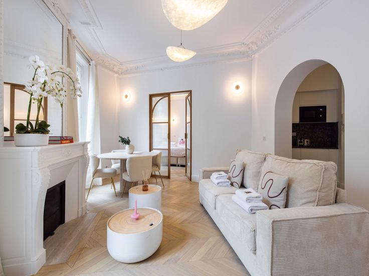 Elegant gestaltetes Wohnzimmer mit moderner Einrichtung in einer Wohnung im Building Avenue Mozart - belvilla-ag-dancenter-as - 1446137 in 16th arrondissement, Paris Elegant gestaltetes Wohnzimmer mit moderner Einrichtung in einer Wohnung im Building Avenue Mozart - belvilla-ag-dancenter-as - 1446137 in 16th arrondissement, Paris