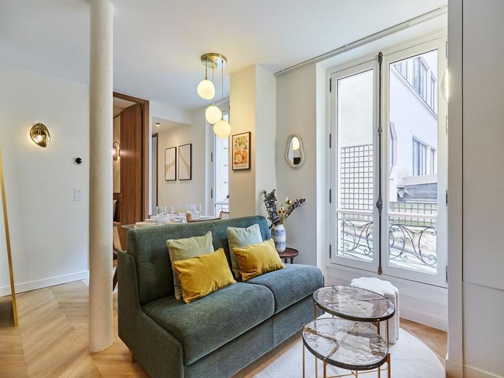 Elegante sala de estar con mobiliario moderno en un apartamento en Building Rue des Petites Écuries - belvilla-ag-dancenter-as - 1448281 en 10th arrondissement, Paris