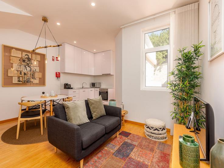 Building Rua de Santa Catarina - belvilla-ag-dancenter-as - 1454107 adresindeki bir dairede modern mobilyalarla zarif bir şekilde tasarlanmış oturma odası União das freguesias de Cedofeita, Santo Ildefonso, Sé, Miragaia, São Nicolau e Vitória, Porto Building Rua de Santa Catarina - belvilla-ag-dancenter-as - 1454107 adresindeki bir dairede modern mobilyalarla zarif bir şekilde tasarlanmış oturma odası União das freguesias de Cedofeita, Santo Ildefonso, Sé, Miragaia, São Nicolau e Vitória, Porto