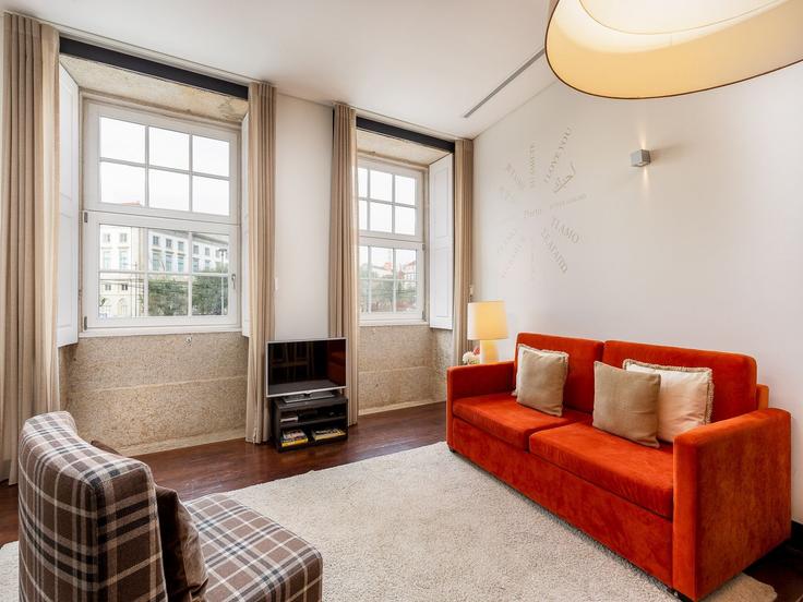 Elegant gestaltetes Wohnzimmer mit moderner Einrichtung in einer Wohnung im Building Campo dos Mártires da Pátria - belvilla-ag-dancenter-as - 1454192 in União das freguesias de Cedofeita, Santo Ildefonso, Sé, Miragaia, São Nicolau e Vitória, Porto Elegant gestaltetes Wohnzimmer mit moderner Einrichtung in einer Wohnung im Building Campo dos Mártires da Pátria - belvilla-ag-dancenter-as - 1454192 in União das freguesias de Cedofeita, Santo Ildefonso, Sé, Miragaia, São Nicolau e Vitória, Porto