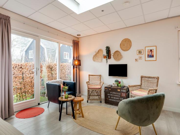 Elegant gestaltetes Wohnzimmer mit moderner Einrichtung in einer Wohnung im Building Dorpsstraat - belvilla-ag-dancenter-as - 1422442 in Bergen, Bergen