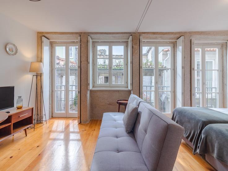Building Rua da Assunção - belvilla-ag-dancenter-as - 1420191 adresindeki bir dairede modern mobilyalarla zarif bir şekilde tasarlanmış oturma odası União das freguesias de Cedofeita, Santo Ildefonso, Sé, Miragaia, São Nicolau e Vitória, Porto Building Rua da Assunção - belvilla-ag-dancenter-as - 1420191 adresindeki bir dairede modern mobilyalarla zarif bir şekilde tasarlanmış oturma odası União das freguesias de Cedofeita, Santo Ildefonso, Sé, Miragaia, São Nicolau e Vitória, Porto