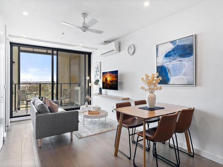 Melbourne St KildaのBuilding Wellington Street - belvilla-ag-dancenter-as - 1457192のアパートメントにある、モダンな家具を備えたエレガントなデザインのリビングルーム