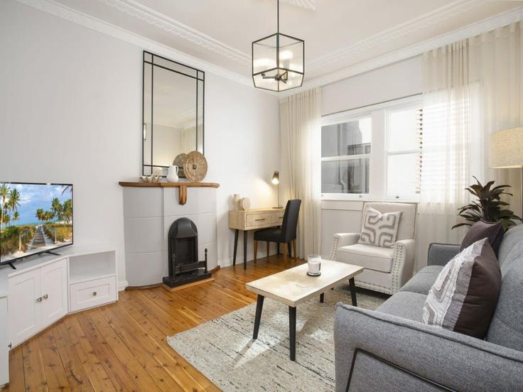 Coogee, Sydney에 위치한 Building Brook Street - belvilla-ag-dancenter-as - 1456348 유닛의 세련된 인테리어가 돋보이는 거실