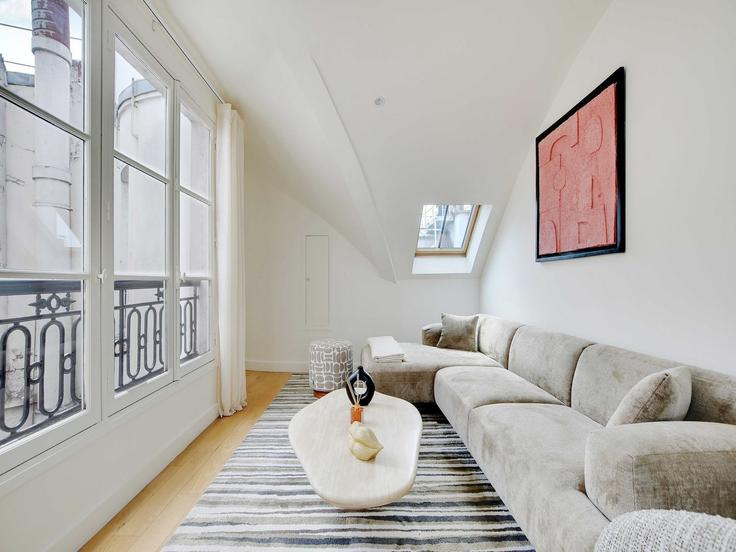 Paris 8th arrondissementのBuilding Rue Saint-Lazare - belvilla-ag-dancenter-as - 1454794のアパートメントにある、モダンな家具を備えたエレガントなデザインのリビングルーム Paris 8th arrondissementのBuilding Rue Saint-Lazare - belvilla-ag-dancenter-as - 1454794のアパートメントにある、モダンな家具を備えたエレガントなデザインのリビングルーム