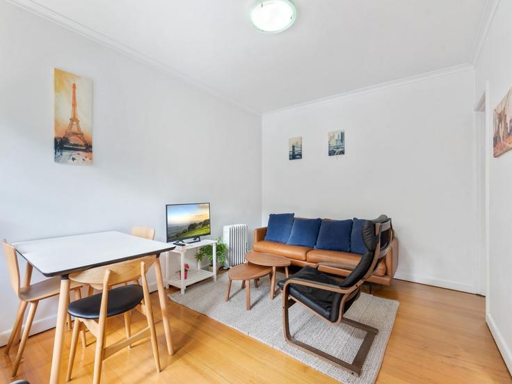 Salle de séjour élégante avec mobilier moderne dans un appartement à Building Delhi Court - belvilla-ag-dancenter-as - 1456165 à Travancore, Melbourne Salle de séjour élégante avec mobilier moderne dans un appartement à Building Delhi Court - belvilla-ag-dancenter-as - 1456165 à Travancore, Melbourne