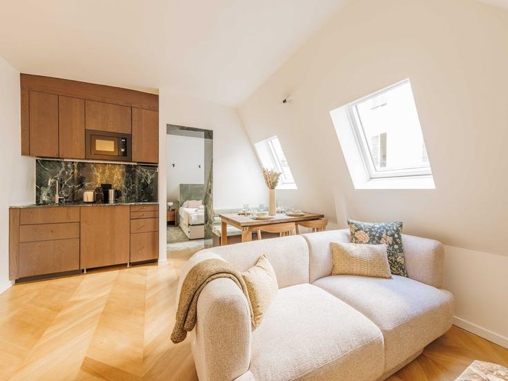 Elegante sala de estar con mobiliario moderno en un apartamento en Building Rue du Mont Thabor - belvilla-ag-dancenter-as - 1446486 en 1st arrondissement, Paris
