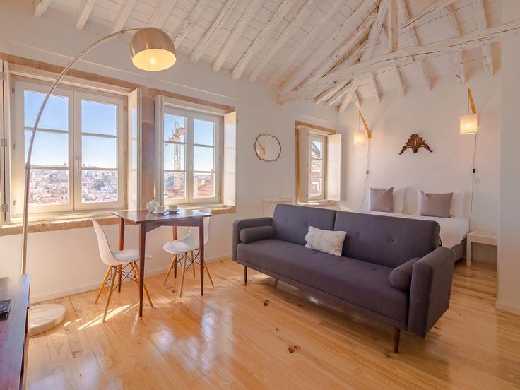 Elegant gestaltetes Wohnzimmer mit moderner Einrichtung in einer Wohnung im Building Rua da Assunção - belvilla-ag-dancenter-as - 1427713 in União das freguesias de Cedofeita, Santo Ildefonso, Sé, Miragaia, São Nicolau e Vitória, Porto Elegant gestaltetes Wohnzimmer mit moderner Einrichtung in einer Wohnung im Building Rua da Assunção - belvilla-ag-dancenter-as - 1427713 in União das freguesias de Cedofeita, Santo Ildefonso, Sé, Miragaia, São Nicolau e Vitória, Porto
