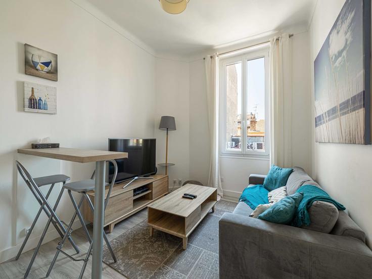 Salle de séjour élégante avec mobilier moderne dans un appartement à Building Rue du Batéguier - belvilla-ag-dancenter-as - 1417442 à Cannes, Cannes Salle de séjour élégante avec mobilier moderne dans un appartement à Building Rue du Batéguier - belvilla-ag-dancenter-as - 1417442 à Cannes, Cannes