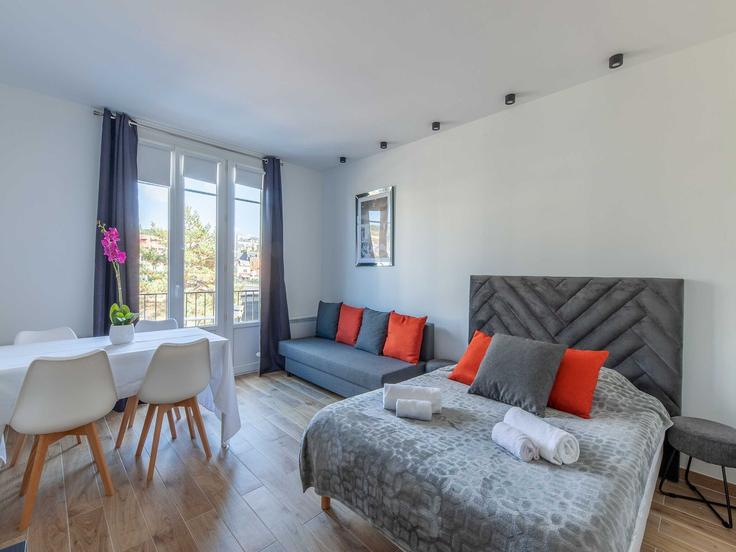 Elegante sala de estar con mobiliario moderno en un apartamento en Building Quai de la Touques - belvilla-ag-dancenter-as - 1562070 en Deauville, Deauville Elegante sala de estar con mobiliario moderno en un apartamento en Building Quai de la Touques - belvilla-ag-dancenter-as - 1562070 en Deauville, Deauville