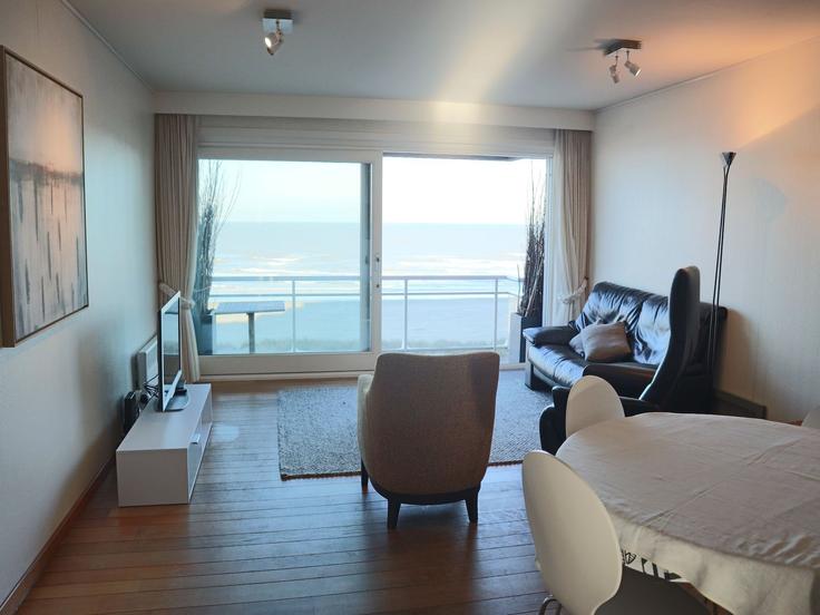 Salle de séjour élégante avec mobilier moderne dans un appartement à Building Zeedijk - belvilla-ag-dancenter-as - 1567682 à Nieuwpoort, Nieuwpoort Salle de séjour élégante avec mobilier moderne dans un appartement à Building Zeedijk - belvilla-ag-dancenter-as - 1567682 à Nieuwpoort, Nieuwpoort