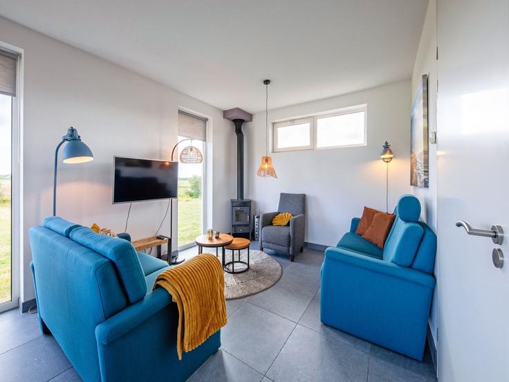 Elegant gestaltetes Wohnzimmer mit moderner Einrichtung in einer Wohnung im Building Gerritslanderdijkje - belvilla-ag-dancenter-as - 1443446 in Den Burg, Den Burg