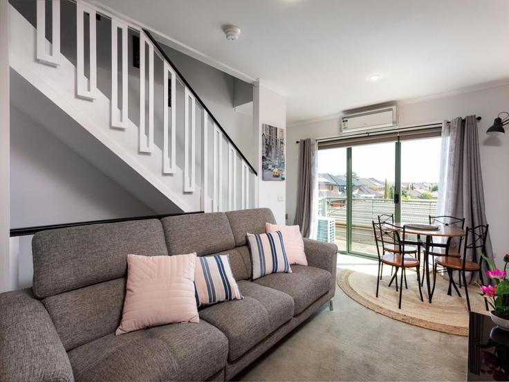 Elegant gestaltetes Wohnzimmer mit moderner Einrichtung in einer Wohnung im Building Blair Street - belvilla-ag-dancenter-as - 1563438 in Maribyrnong, Melbourne Elegant gestaltetes Wohnzimmer mit moderner Einrichtung in einer Wohnung im Building Blair Street - belvilla-ag-dancenter-as - 1563438 in Maribyrnong, Melbourne