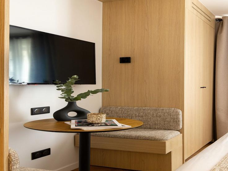 Sala de estar elegantemente projetada com móveis modernos em um apartamento no Building Rue des Lyonnais - belvilla-ag-dancenter-as - 1454790 em 5th arrondissement, Paris Sala de estar elegantemente projetada com móveis modernos em um apartamento no Building Rue des Lyonnais - belvilla-ag-dancenter-as - 1454790 em 5th arrondissement, Paris