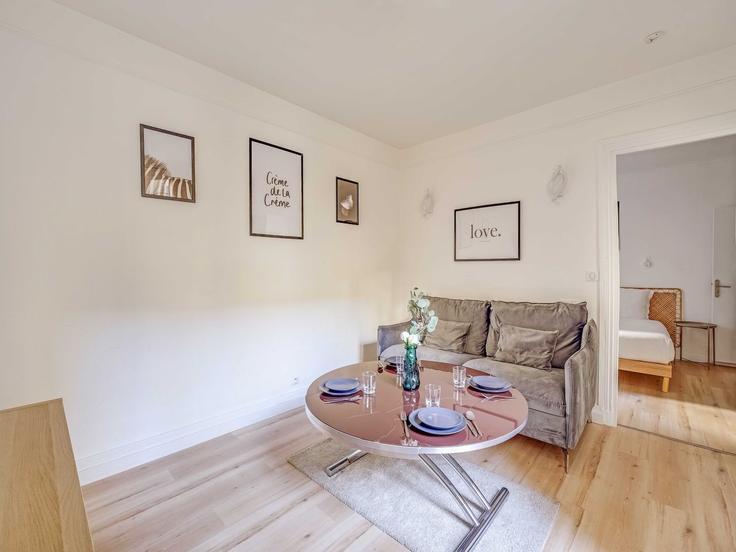 Salle de séjour élégante avec mobilier moderne dans un appartement à Building Cour de la Ferme Saint-Lazare - belvilla-ag-dancenter-as - 1420239 à 10th arrondissement, Paris