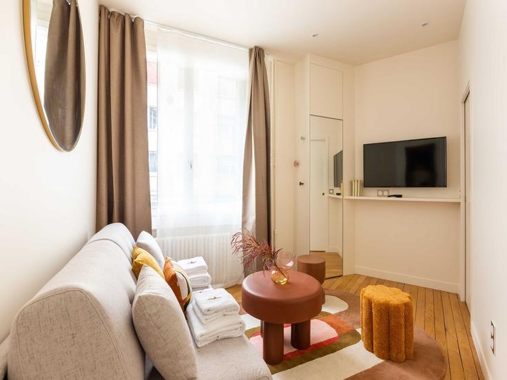Paris 13th arrondissementのBuilding Rue des Reculettes - belvilla-ag-dancenter-as - 1455984のアパートメントにある、モダンな家具を備えたエレガントなデザインのリビングルーム Paris 13th arrondissementのBuilding Rue des Reculettes - belvilla-ag-dancenter-as - 1455984のアパートメントにある、モダンな家具を備えたエレガントなデザインのリビングルーム