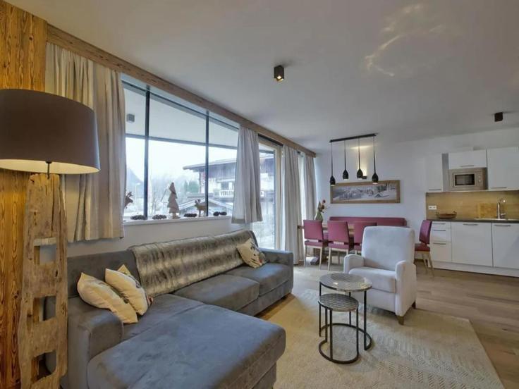 Elegante sala de estar con mobiliario moderno en un apartamento en Building Künstlergasse - belvilla-ag-dancenter-as - 1562142 en Neukirchen am Großvenediger, Neukirchen am Großvenediger