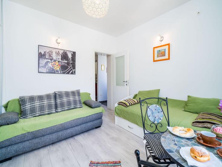 Elegante sala de estar con mobiliario moderno en un apartamento en Building Hutovska ulica - belvilla-ag-dancenter-as - 1567885 en Montovjerna, Dubrovnik Elegante sala de estar con mobiliario moderno en un apartamento en Building Hutovska ulica - belvilla-ag-dancenter-as - 1567885 en Montovjerna, Dubrovnik