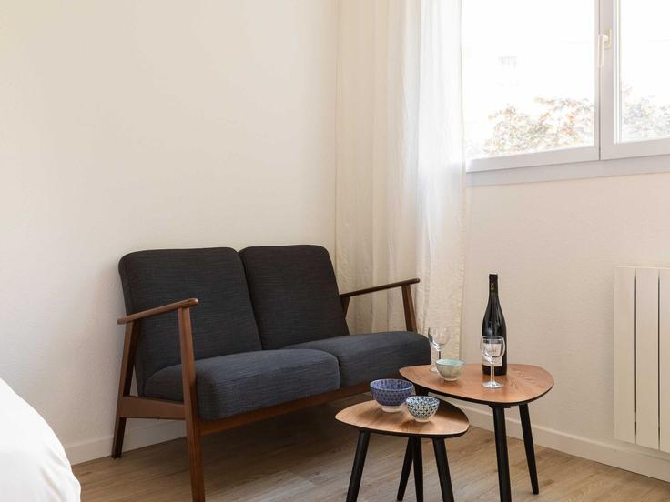 Elegante sala de estar con mobiliario moderno en un apartamento en Building Boulevard Eugène Deruelle - belvilla-ag-dancenter-as - 1569391 en 3rd arrondissement, Lyon