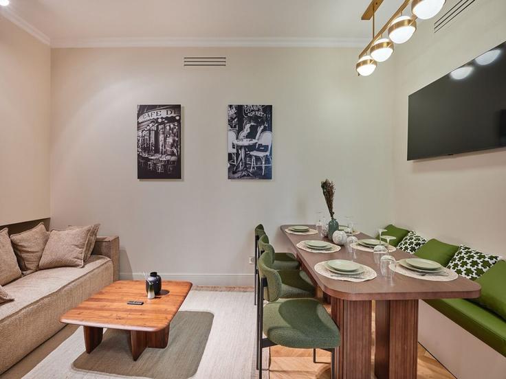 Sala de estar elegantemente projetada com móveis modernos em um apartamento no Building Rue de Florence - belvilla-ag-dancenter-as - 1448275 em 8th arrondissement, Paris